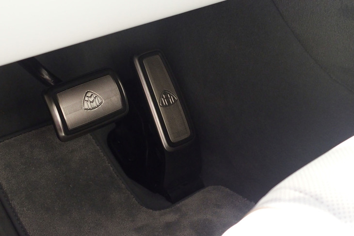 メルセデス・マイバッハGLS（アクセル＆ブレーキペダル）