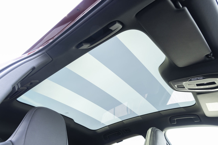 オプションのパノラマガラスルーフはルーフ全面をカバーする特大サイズ。電気的にクリアにしたり曇りガラスにしたりできるためシェードが備わっておらず、これもキャビンの広さに寄与している。