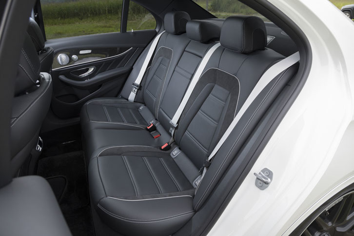 後席の様子。クリスタルグレーのシートパイピングやシートベルトでドレスアップされる。