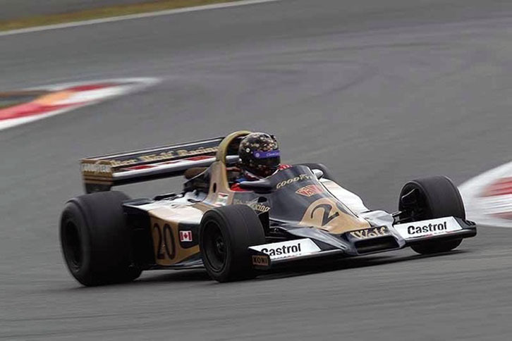 「ウルフWR1」（1977年）／1977年、F1に参戦したウルフは、その開幕戦アルゼンチンGPにウルフWR1を投入するとジョディ・シェクターのドライブでデビューウインを飾った。ボディー全体がくさび形のウェッジシェイプ形状でダウンフォースを稼ぎ出し、かつ軽量・コンパクトに仕上げられているのが特徴。この年、シェクターは3勝を記録し、ドライバーズランキング2位を獲得。最終戦の日本GP（富士スピードウェイ）ではスタート直後に2位に浮上し、決勝のファステストラップも記録するなど、速さを見せた。