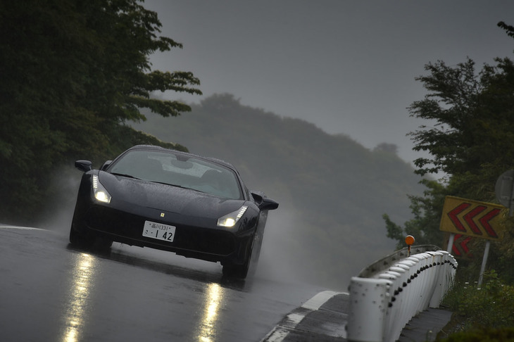 リトラクタブルハードトップを採用することで、ソフトトップよりも悪天候に対する保護力を高めた「488スパイダー」。クーペの「488GTB」比では、車重は50kg重くなっている。