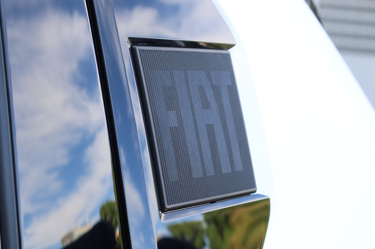フィアット・グランデパンダ（Cピラー部のレンチキュラーグラフィック：前から見た場合は「FIAT」ロゴが、後ろから見た場合はかつてフィアットが用いていた4本線のマークが浮かび上がる）
