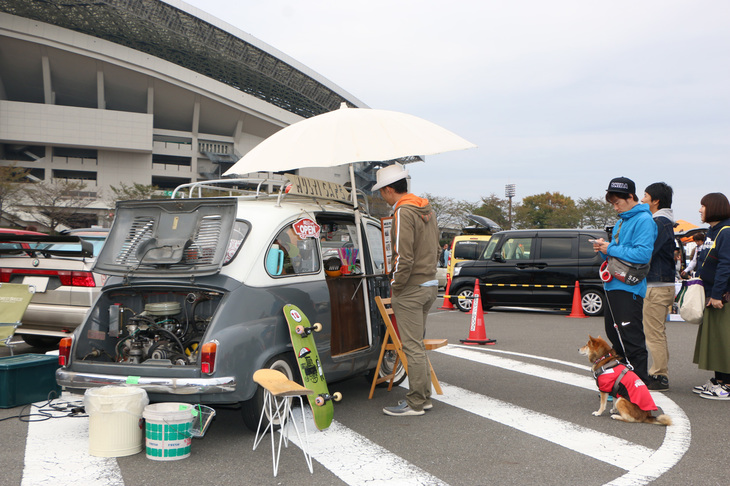 飲食店やコンビニが近隣にないため、実行委員会の計らいで今年は飲食ブースが充実。会場から出ずとも、ランチを済ますことができるようになった。こちらは「フィアット600ムルティプラ」の移動カフェ「ムルティプラカフェ」だ。