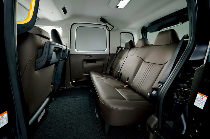 「ジャパンタクシー」の設計は徹底的に機能性を追求したもの。後席は広々としており、また高い室内高とスライドドアにより、乗降性も◎だ。