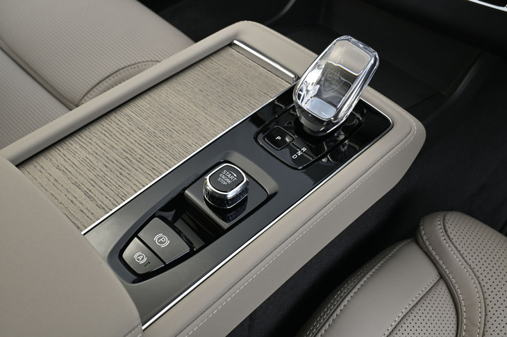 熟練した職人が手作業で仕上げるというオレフォス社製の「クリスタルシフトノブ」は「XC90」の全車に標準装備とされる。