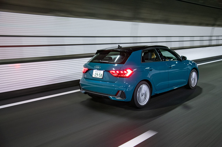 「Sライン」に用意されるボディーカラーは全8色。試乗車の「ティオマングリーン」を含む6色では、ルーフを黒で塗り分けるコントラストルーフも選択できる。