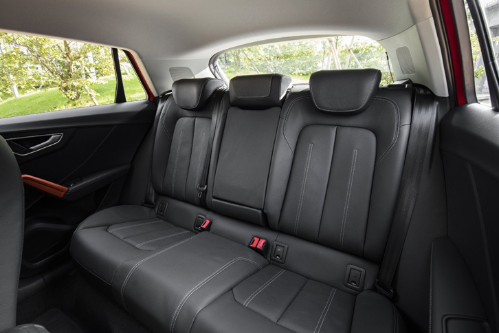 リアシートの定員は3人。本国仕様車の場合、背もたれは標準で6：4の2分割式となる。オプションで4：2：4の3分割式とすることも可能。