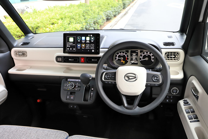 今回試乗した「ストライプスG」のインストゥルメントパネルまわり。内装色は、ストライプスではホワイト、「セオリー」ではネイビーとブラウンのツートンとなっている。