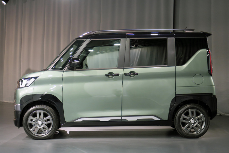 「デリカミニ」のサイドビュー。ホイールまわりの塗り分けや、サイド後端のキックアップしたデザイン処理がポイントだ。