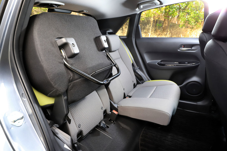 「フィット」伝統の座面のチップアップ機構は、新型でも健在。高さのある荷物も積むことができる。