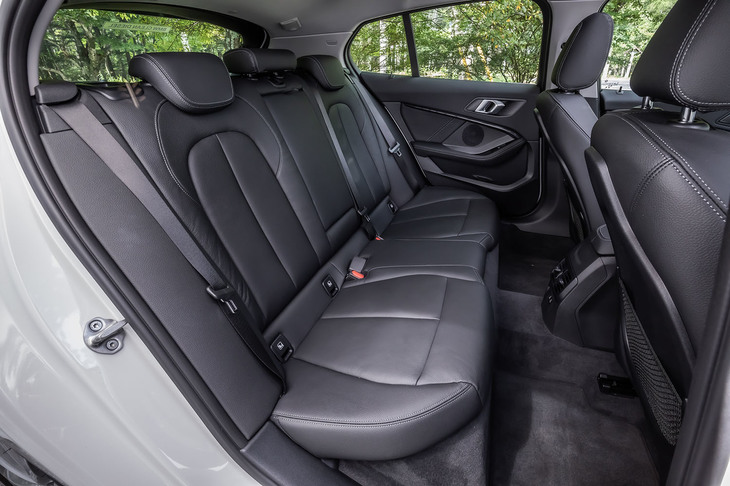 FFプラットフォームの採用により、先代モデルよりも33mm拡大されたという後席のニールーム。シートバックには40：20：40の分割可倒機構が備わる。