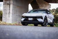 2022年3月に発表された、ロータス初の100％電動SUV「エレトレ」。ライトウェイトスポーツカーで知られるロータスブランドの新機軸であり、「実用的で多用途、広々としたファミリー向けハイパーSUVを求める新世代ロータスカスタマーに向けたモデル」とアピールされる。