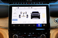 センターモニターに表示されたエアサスペンションとドライブトレインの作動状態。ロードクリアランスは通常時が212mmで、オフロード走行時には最大で277mm（従来モデル比＋9％）まで高めることができる。最大渡河深度は609.6mmと公称されている。