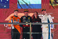 F1第23戦カタールGPを制したレッドブルのマックス・フェルスタッペン（写真左から2番目）、2位に終わったマクラーレンのオスカー・ピアストリ（同左端）、3位に入ったウィリアムズのカルロス・サインツJr.（同右端）。（Photo=Getty Images / Red Bull Content Pool）