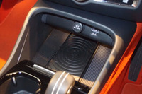 センターコンソールの小物入れスペース。グレードにより、スマートフォンの非接触充電機能が備わる。