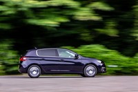 5ドアハッチバックの「308」のホイールベースは、2620mm。コンパクトなボディーサイズから想像するよりも、後席の居住空間は広く快適である。ちなみにステーションワゴン版の「308SW」のホイールベースは、110mm長い2730mm。