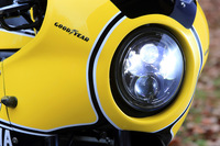 細井氏が特にこだわったというのがイエローのカラーリング。オリジナルの「YZR500」には装着されなかったウインカーについても、形状や取り付け位置などでおおいに悩んだという。