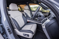 アイボリーホワイトとアトラスグレーのコンビカラーを採用した「BMWインディビジュアル フルレザーメリノパッケージ」のインテリア。フロントシートにはヒーターとベンチレーション、マッサージ機能が備わる。