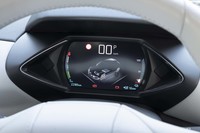 メーターパネルはカラー表示の液晶タイプ。ヘッドアップディスプレイも標準装備される。