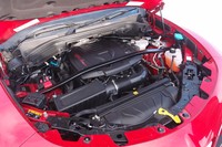 2リッター直4ターボエンジンは、バルブの制御に電子油圧システム「マルチエア」を採用。最高出力280ps、最大トルク400Nmを発生する。