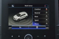 ドライブモードの切り替えはセンタースクリーン、もしくはダッシュボードのR.S.ボタンで行う。テスト車には搭載されていなかったが、オプションでカーナビも用意されている。