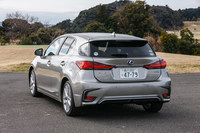 「CT200h」のボディーカラーは、“Fスポーツ”専用色として設定された2色を含め、全13色。今回の試乗車のボディーカラーはソニックチタニウム。