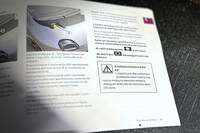 クイックスタートガイドから。注意マークとともに「フロントフードの開放やあらゆる動力部への介入は、指定のメカニックのみが行えます」の文字が。その左上には、ウオッシャー液の補給方法が記されている。