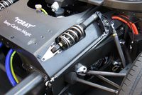 サスペンションは前後ともに、車体側にコイルダンパーユニットを備えたインボード式。