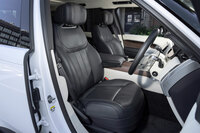 シート表皮は上質なセミアニリンレザー。ヒーターやベンチレーション、マッサージ機能、電動調整機構などが標準装備される。