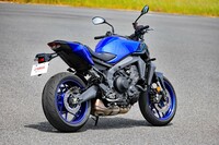 「MT-09」は、ヤマハの大排気量モデルの中核にあたるネイキッドスポーツだ。車重は「Y-AMT」仕様でも196kg。そこに最高出力120PSを発生する排気量888ccの3気筒エンジンを搭載する。
