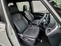 「ノアS-Z」の運転席および助手席。「快適温熱シート」が備わる。