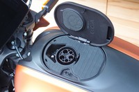 ガソリンエンジン車の燃料タンクにあたる部分には普通充電の給電口が、シート下には高速充電の給電口がレイアウトされている。