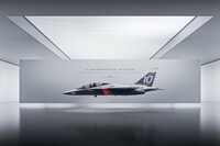 色彩的なウエストラインを高めに設けることで、軽快さを増しているのがわかる。