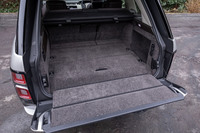 荷室床下にバッテリーを搭載するため、フロアが少しせり上がっている。5人乗車時の荷室容量は802リッターと、標準モデルよりも98リッター少なくなる。（欧州仕様車の参考値）