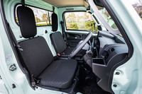 はっ水加工が施されたフルファブリックシートを採用する「エクストラ」グレード。運転席のシートスライド量は140mmで、助手席は固定となる。