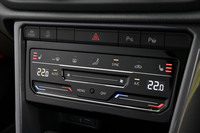 エアコンの操作パネルは、「パサート」などに採用されるものと同じデザイン。運転席／助手席独立型で、タッチ式スイッチやスライダースイッチなどによって直感的に操作できる。