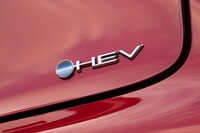 ハイブリッド車であることを示すエンブレムも一新。表記も「Hybrid Synergy Drive」から「HEV」へとシンプルになった。
