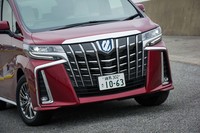 フロントグリルのデザインは、メッキ部分を減らしたことでシャープな印象となっている。