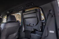 3列目シートは50：50の分割はね上げ式。軽い力でスムーズに折りたため、簡単にロックできる新開発の「ワンタッチホールドシート」が採用されている。