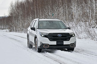 美深試験場内のオフロードコースを走る「フォレスター スポーツEX」。2025年11月中旬の取材日にはちょうど降雪もあり、走行時にはウエットの砂利路面が白く薄化粧したようなコンディションだった。