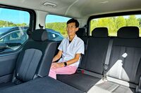 3列目シートに身長約166cmの筆者が座ったところ。撮影のため2列目の2人用バックレストは倒しているが、起こしても閉所感は少ない。