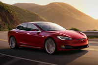 「テスラ・モデルS」
	「ロードスター」に続いて発売されたテスラの2番目のモデル。強力なモーターと大量のバッテリーを搭載し、鋭い加速と十分な航続距離を実現した。運転機能はパソコンのように後からアップデートすることができる。