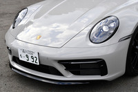 照射範囲が自動的に調整される「PDLS Plus」機能が組み込まれた「ティンテッドLEDマトリクスヘッドライト」はオプション装備（31万9000円）で、グロスブラック仕上げのリップスポイラーやエアインテークベゼルは、スポーツデザインパッケージ（50万4000円）に含まれるアイテムとなる。