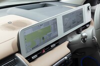 メダッシュボードにはメーターパネル用とインフォテインメント用の2枚の大型スクリーンが並ぶ。白基調の表示は既存の自動車用システムとは一線を画す。