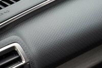 「C5 X」のために新規開発されたというダッシュボードのシボ。細かなシェブロン模様が組み合わされている。