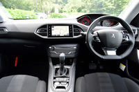 「プジョー308アリュール BlueHDi」のインテリア。（写真＝池之平昌信）