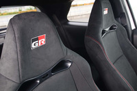 ヘッドレスト部に「GR」のブランドロゴが添えられた、「ヴィッツ“GRMN”」のシート。写真はプロトタイプ。