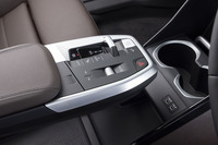 フローティング式のセンターコンソールに寄ってみる。シフトセレクターやハザードスイッチなどの配置が、アームレストにもたれたときにちょうど指先にくるようになっている。