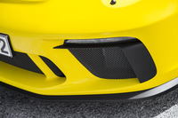 フロントの大型エアインテークの形状が変わり、車両の“顔つき”が変わった。左右の大型インテークにはエアブレードが設けられ、冷却風の供給が改善されている。