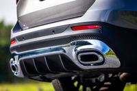 ダイナミックセレクトスイッチで選択したドライブモードに連動したエンジンサウンドを演出する「スポーティーエンジンサウンド」を採用。下側にクロームをあしらったリアバンパーと、ブラックのディフューザーが目を引く。